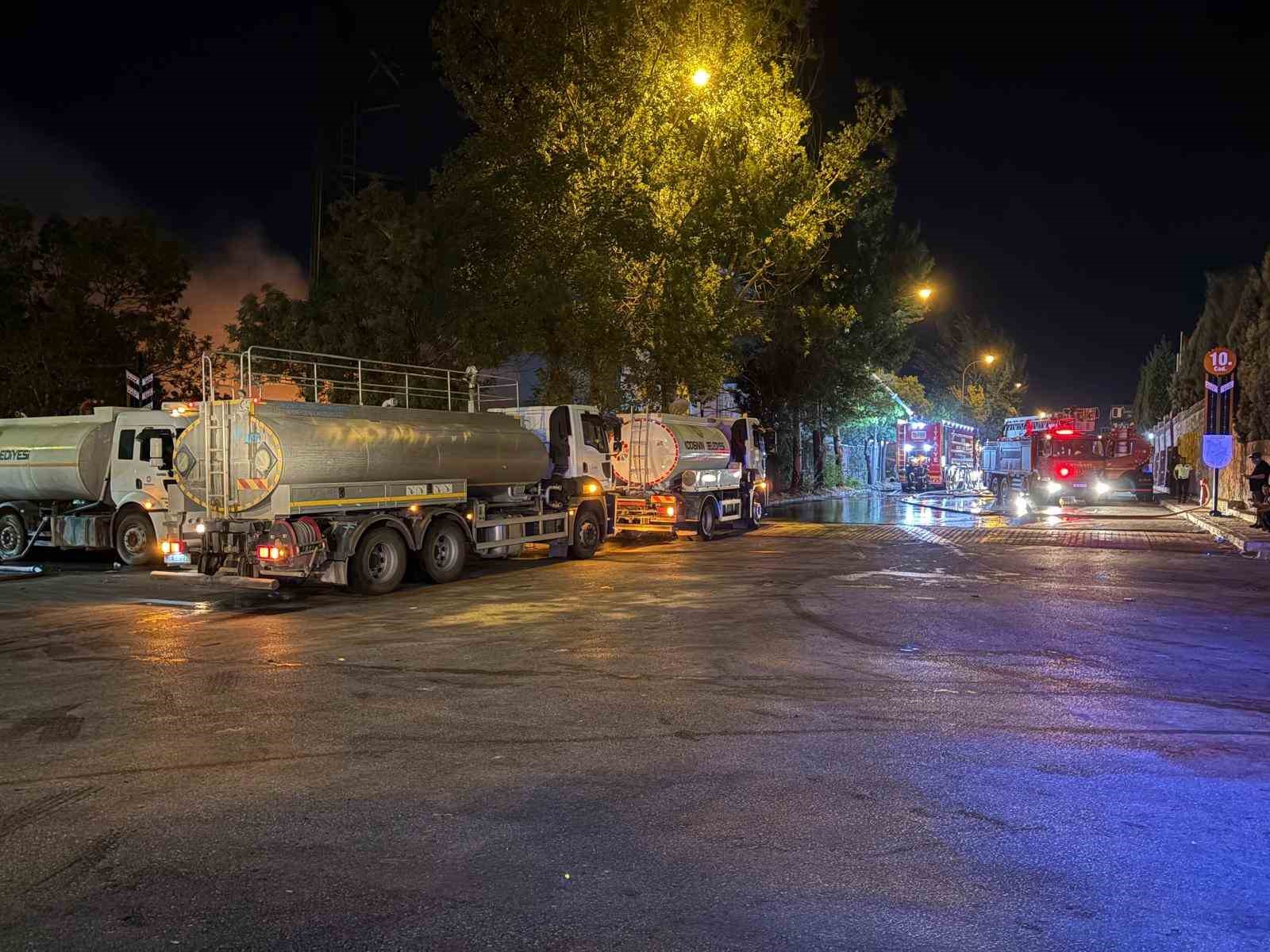 Fabrika yangınında 2 itfaiye personeli ve 1 fabrika çalışanı yaralandı