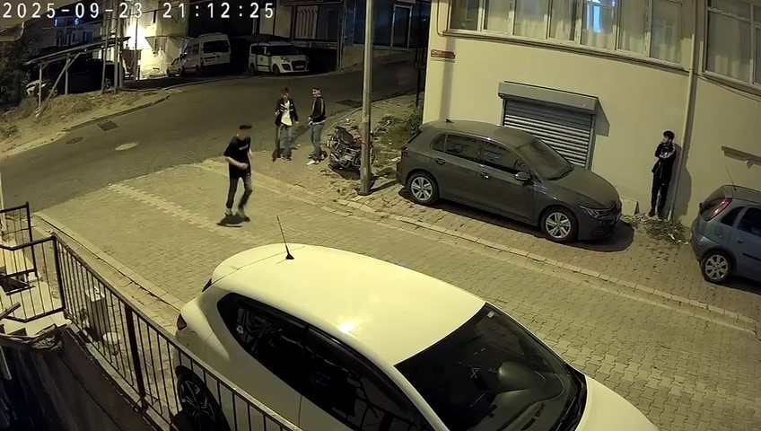 Esenyurt’ta 3 çocuğun silahlı şakası kameraya yansıdı