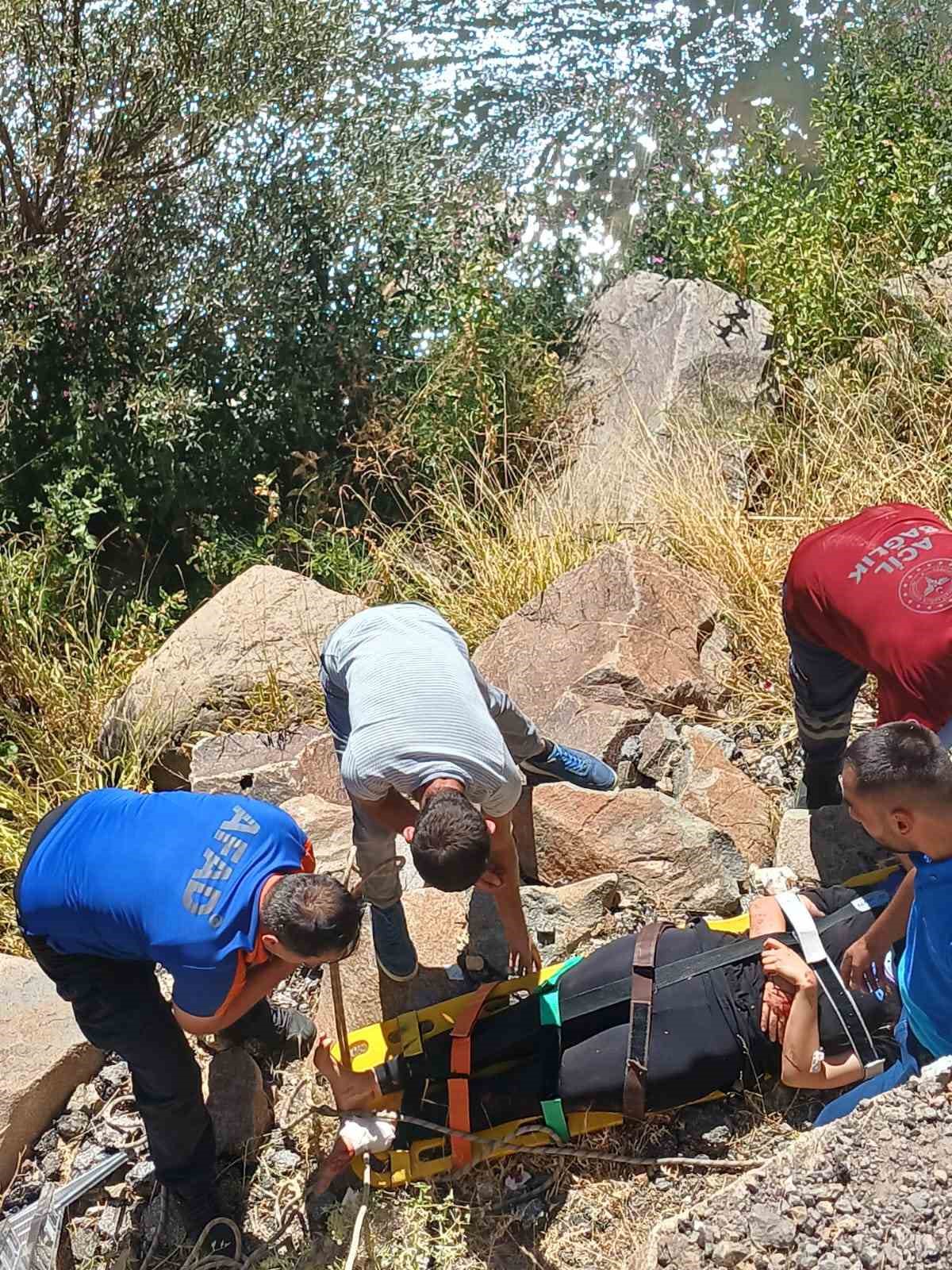 Tunceli’de araç uçuruma yuvarlandı: 3 yaralı