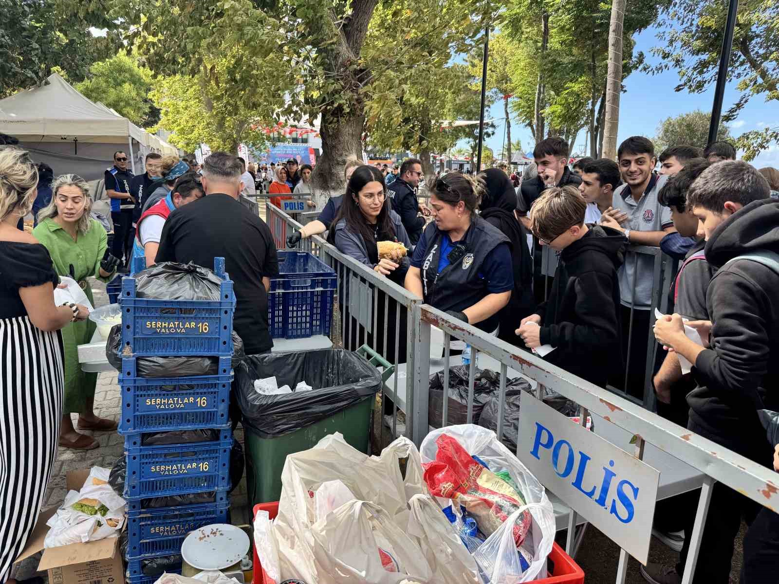Avladığı orkinosları düzenlediği festivalle çocuklara ikram etti