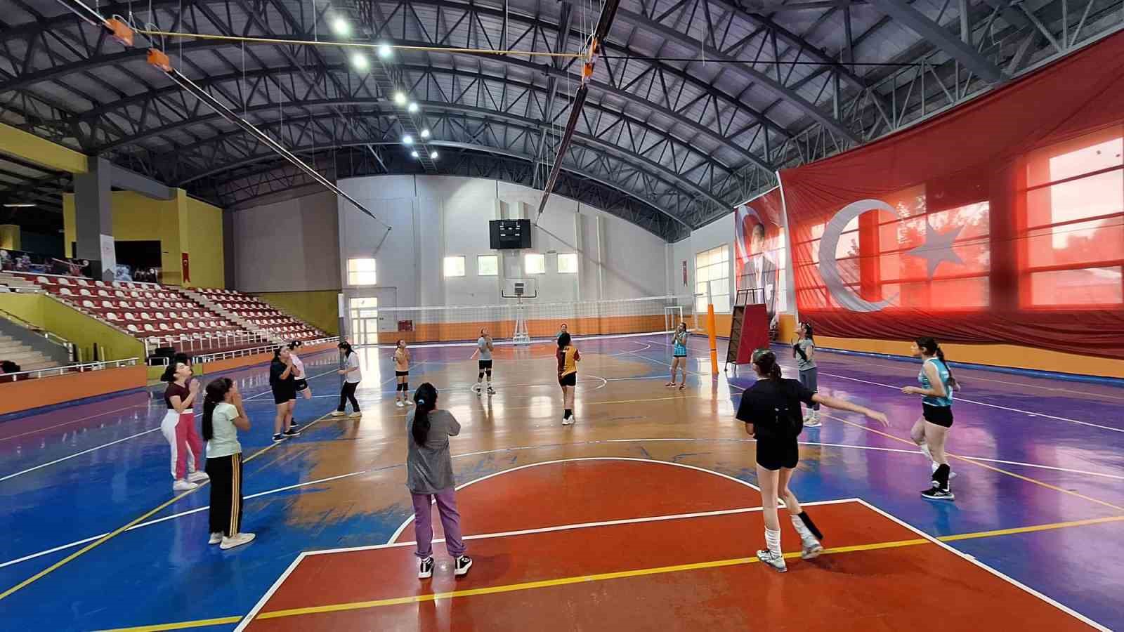 Bulanık’ta voleybol antrenmanlarına yoğun ilgi