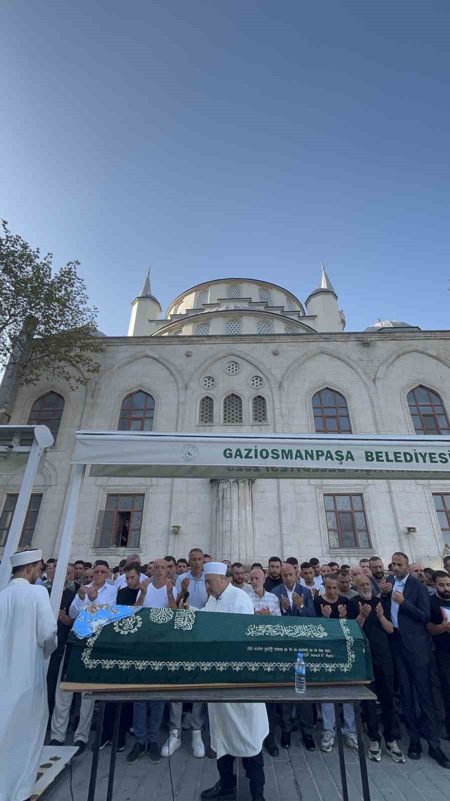 Boğaziçi Üniversitesi’nde öldürülen 15 yaşındaki Hilal son yolculuğuna uğurlandı