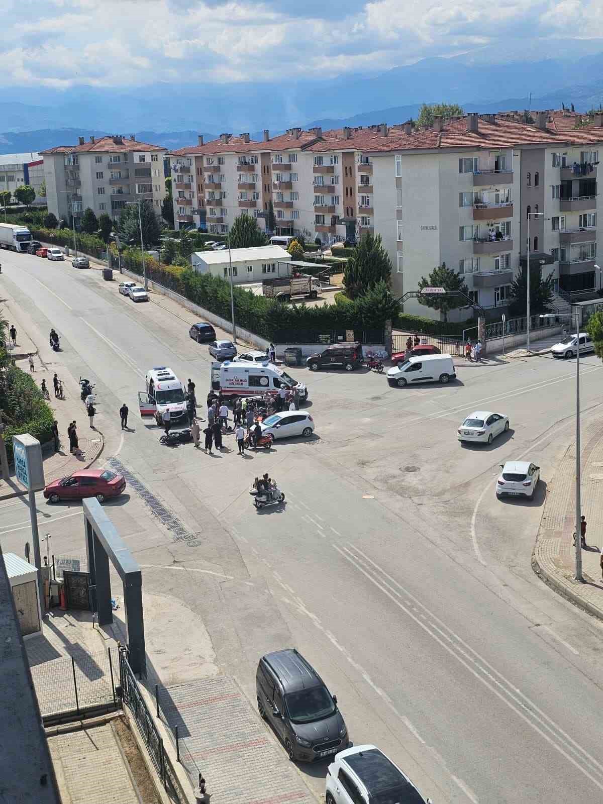 Otomobil ile çarpışan motosikletteki çift yaralandı