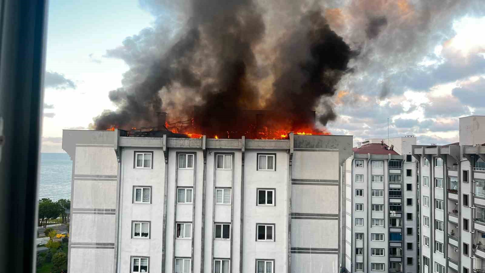 Ordu’da 7 katlı binanın çatısı alev alev yandı