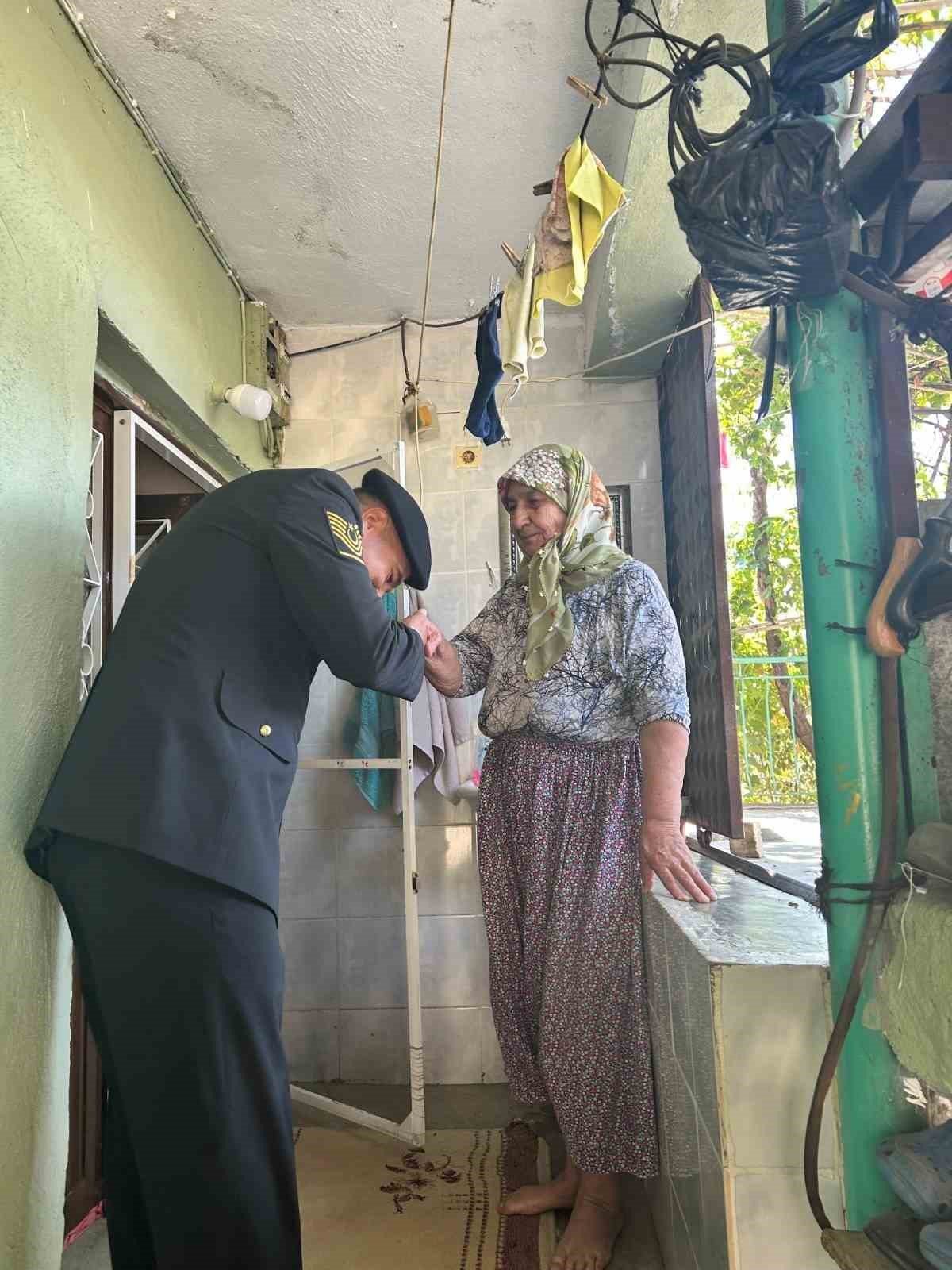 Jandarma şehit ailelerini unutmadı