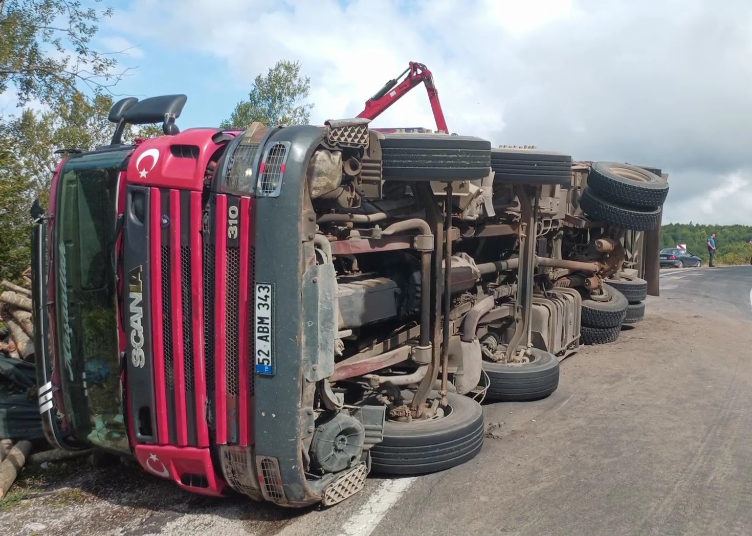 Ordu’da tomruk kamyonu devrildi: 21 ton tomruk yola saçıldı