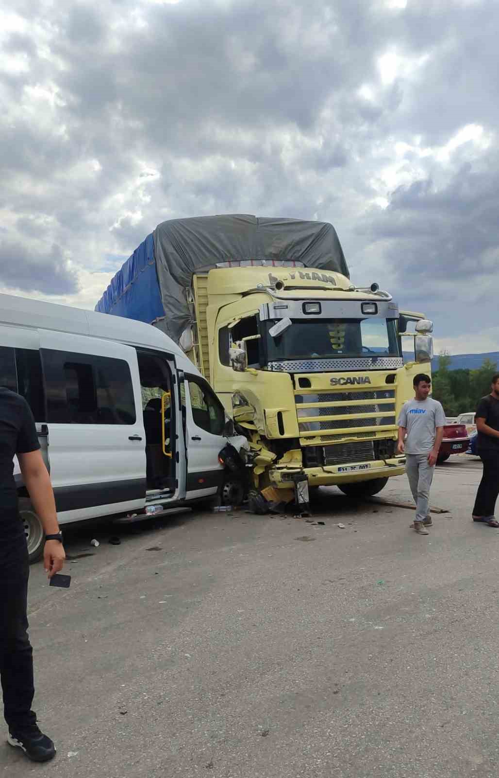 Fındık işçilerini taşıyan minibüs ile kamyon çarpıştı: 8 yaralı