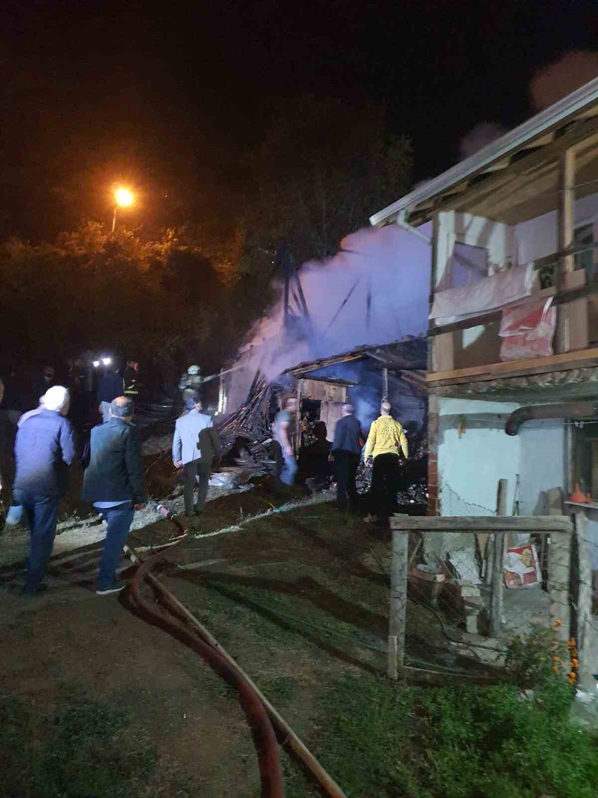 Bursa’da çıkan yangında samanlık kullanılamaz hale geldi