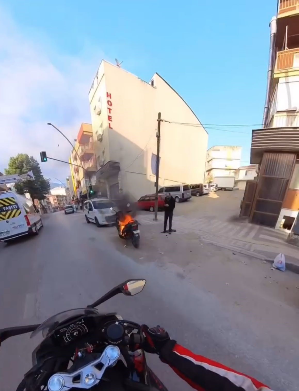 Bursa’da motosiklet alev topuna döndü, vatandaş vileda kovasıyla müdahale etti