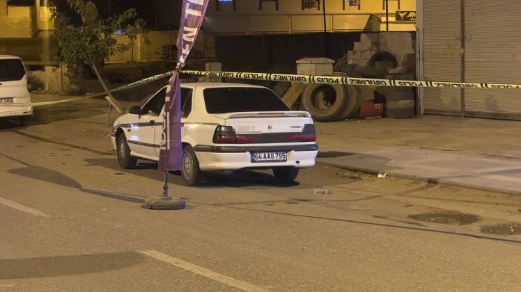 Seyir halindeki otomobile silahlı saldırı düzenlendi