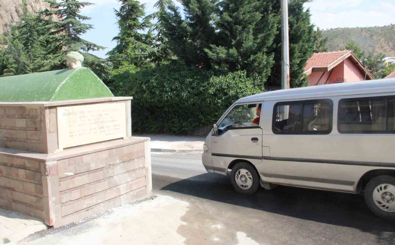 Afyonkarahisar’da Muhammed Askeri’nin türbesi 63 yılı aşkındır yol ortasında duruyor