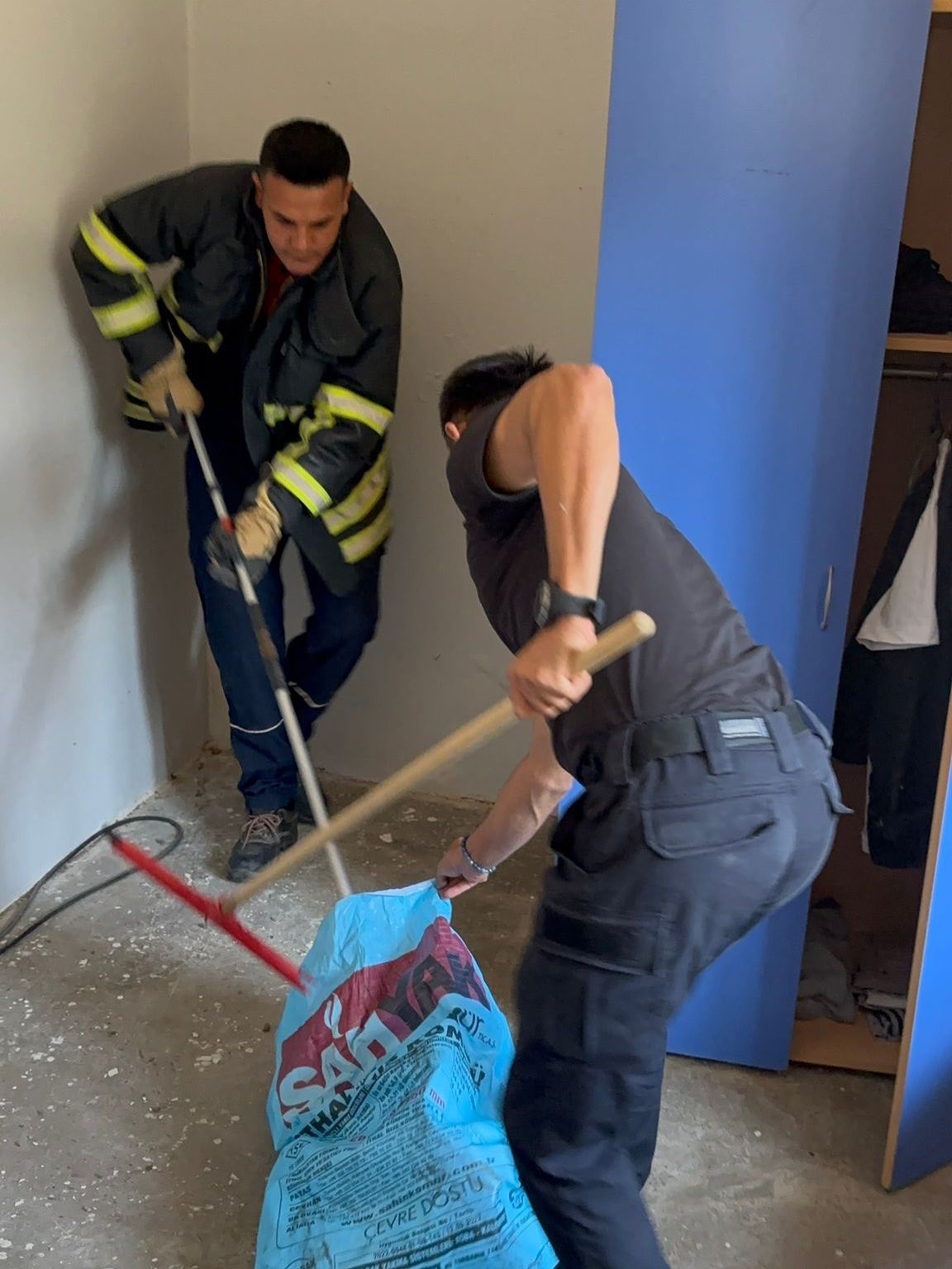 Erzin ve İskenderun’da eve giren yılanları itfaiye yakaladı