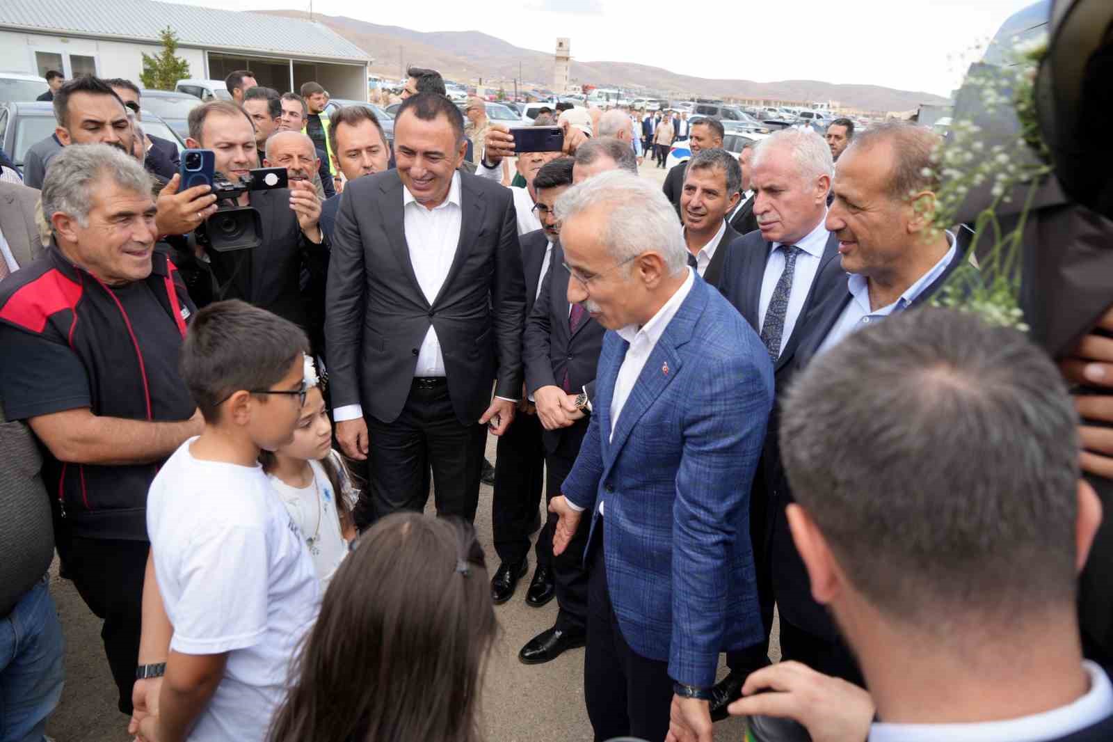 Bakan Uraloğlu, yapımı devam eden Gümüşhane - Bayburt Havalimanında incelemede bulundu