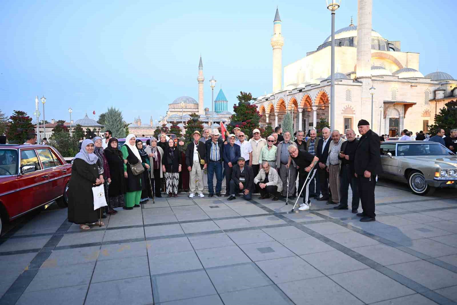 Konya Büyükşehir’den huzurevindeki büyüklere klasik araçlar ve açık hava sinemasıyla nostaljik sürpriz