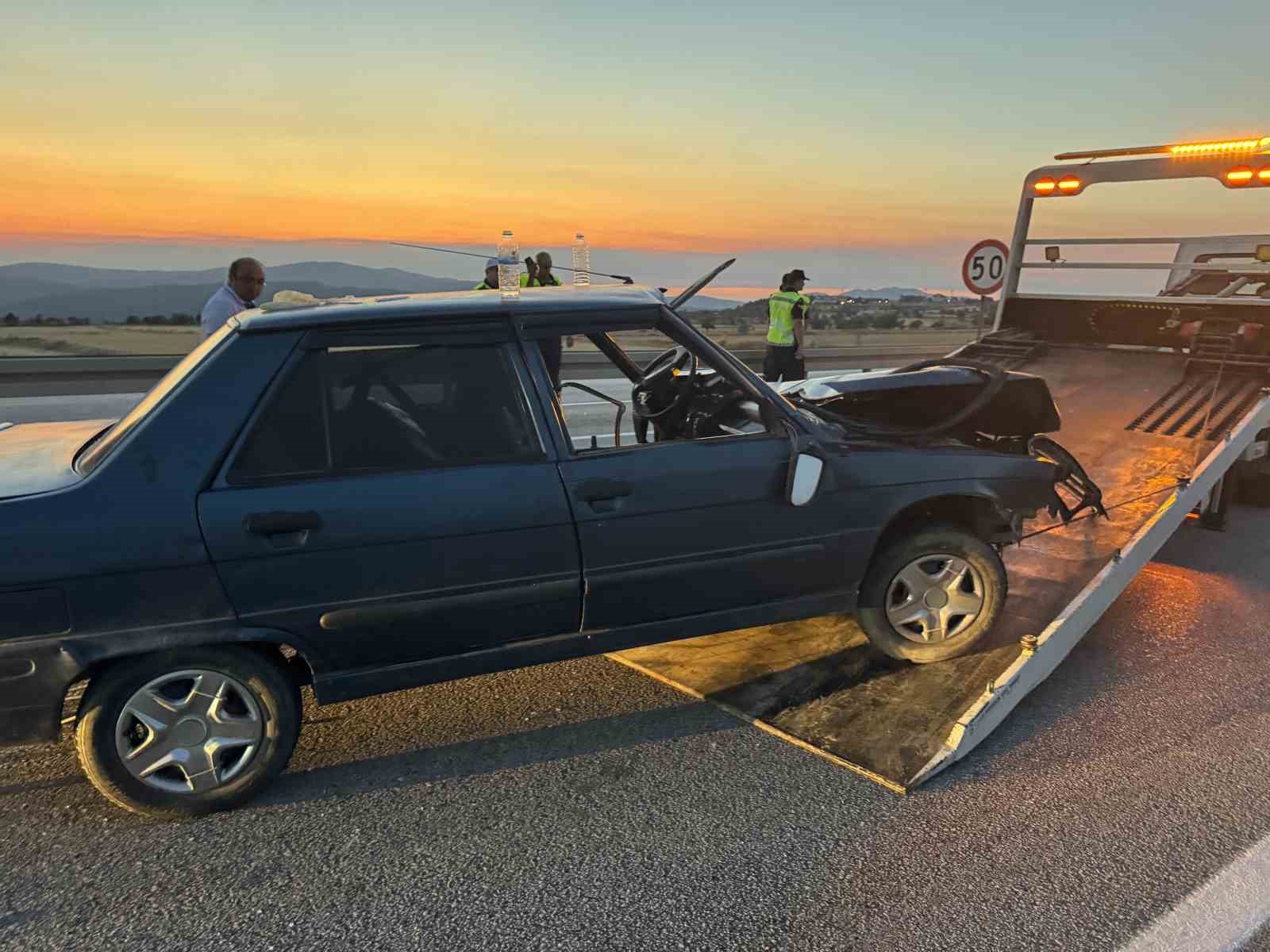 Kastamonu’da otomobil bariyerlere çarptı: 2’si ağır 5 yaralı