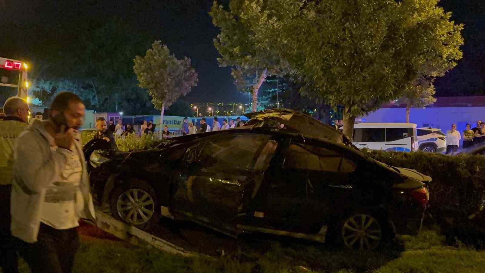 Tramvay yoluna uçan otomobil hurdaya döndü: 1 ölü, 1 yaralı