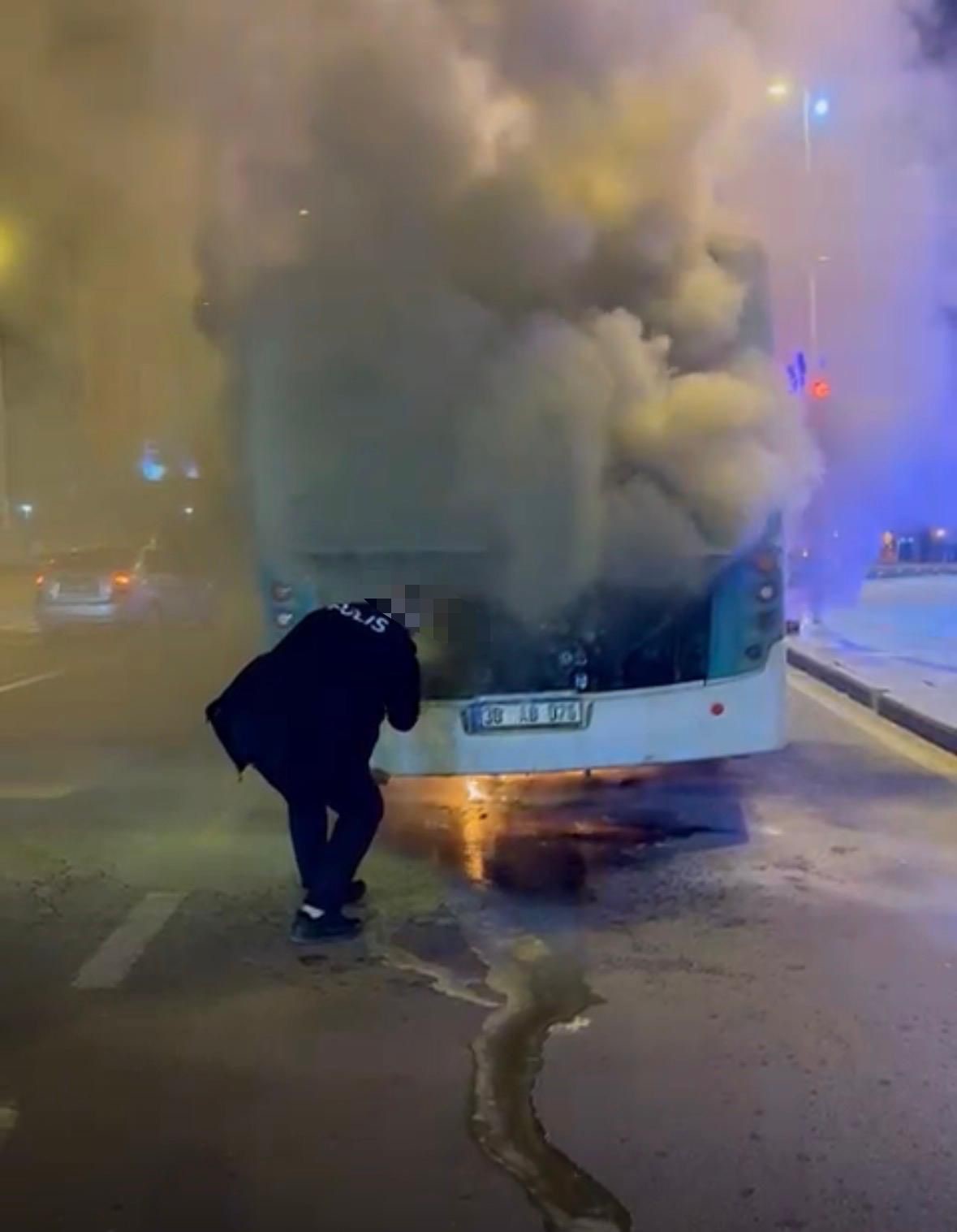 Otobüs yangınına polis müdahalesi