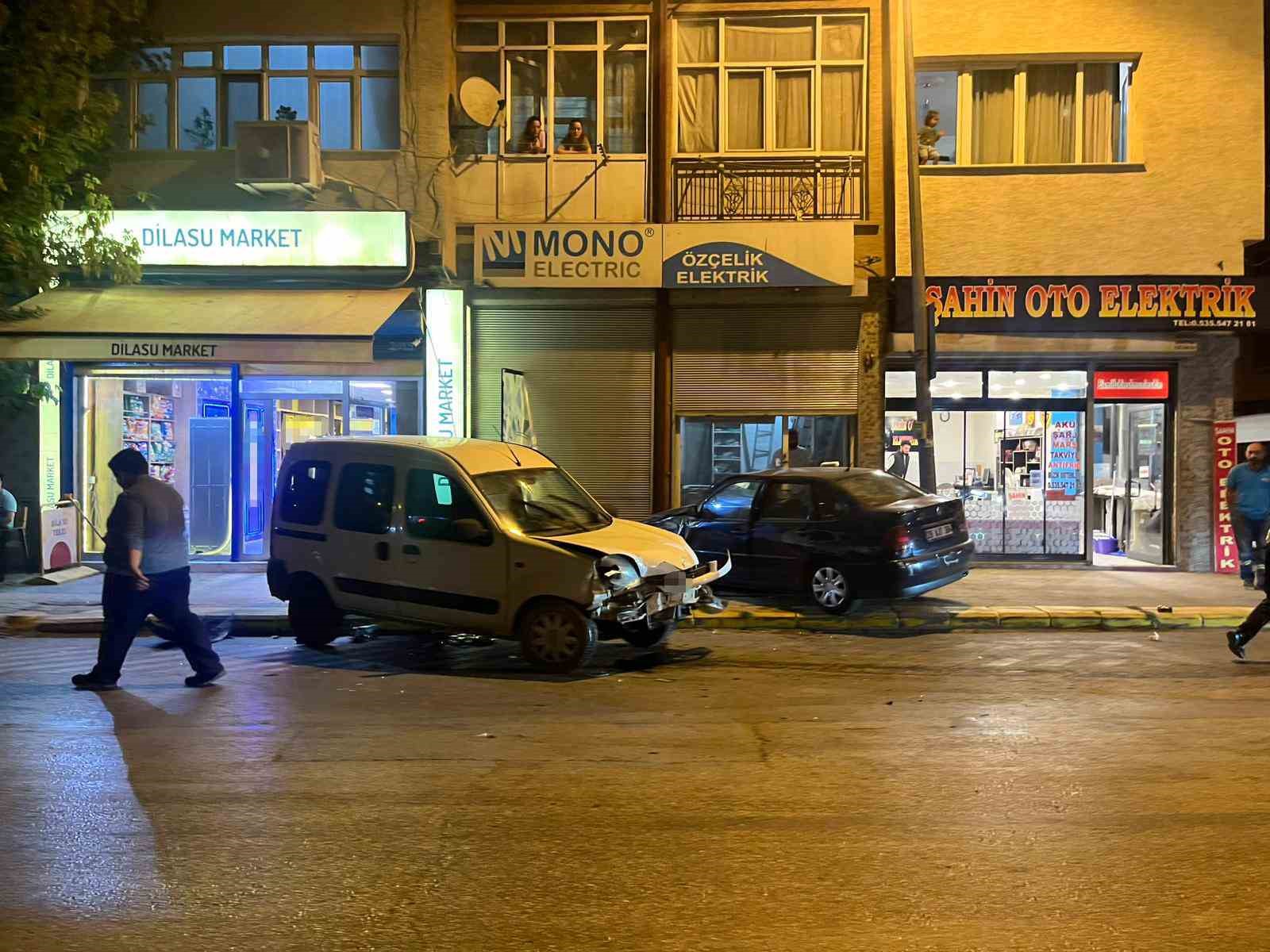 Eskişehir’de çarpışan araçlardan biri dükkana girdi