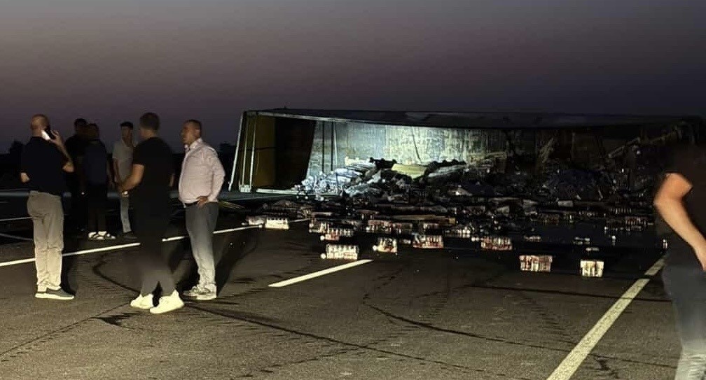Gaziantep’te devrilen meşrubat yüklü tırın sürücüsü yaralandı