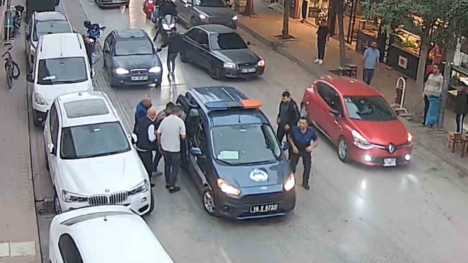 Direksiyon başında kalp krizi geçiren sürücüyü zabıtalar kurtardı