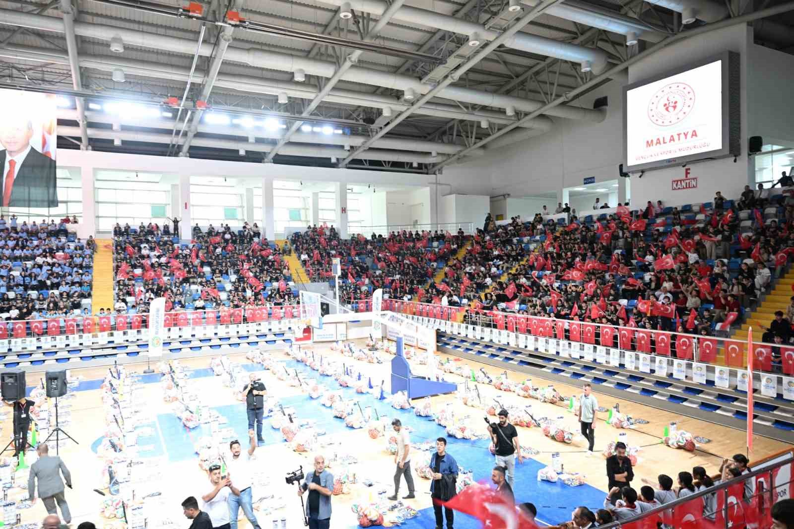 Malatya Büyükşehir’den okullara spor malzemesi desteği