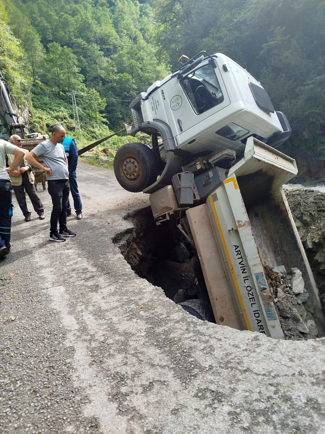 Artvin’de yol onarım sırasında kamyon göçüğe düştü: 1 yaralı