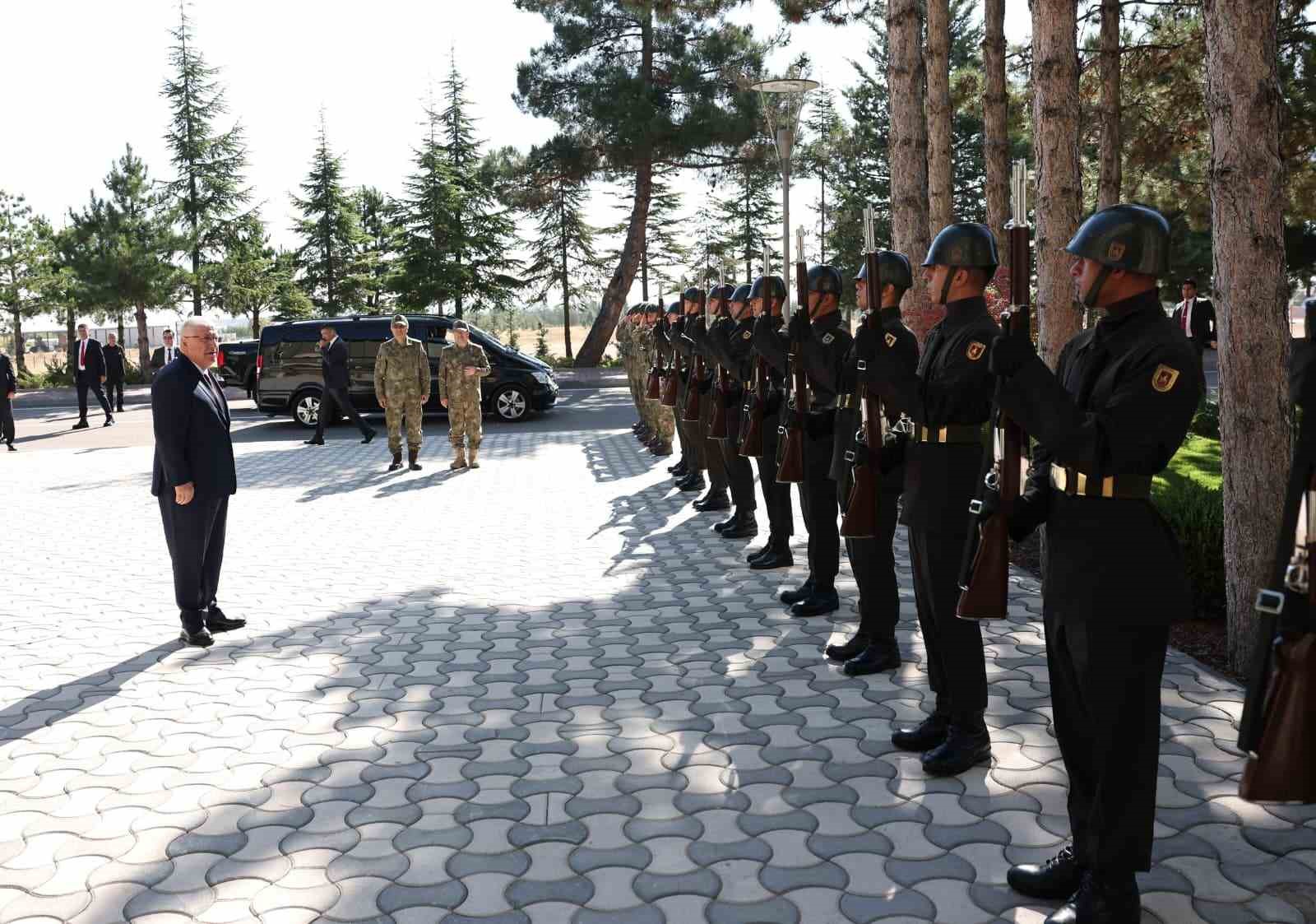 Bakan Güler, Kara Kuvvetleri Komutanlığının Eğitim ve Faaliyet Yılı Açılış Töreni’ne katılmak üzere Konya’ya gitti