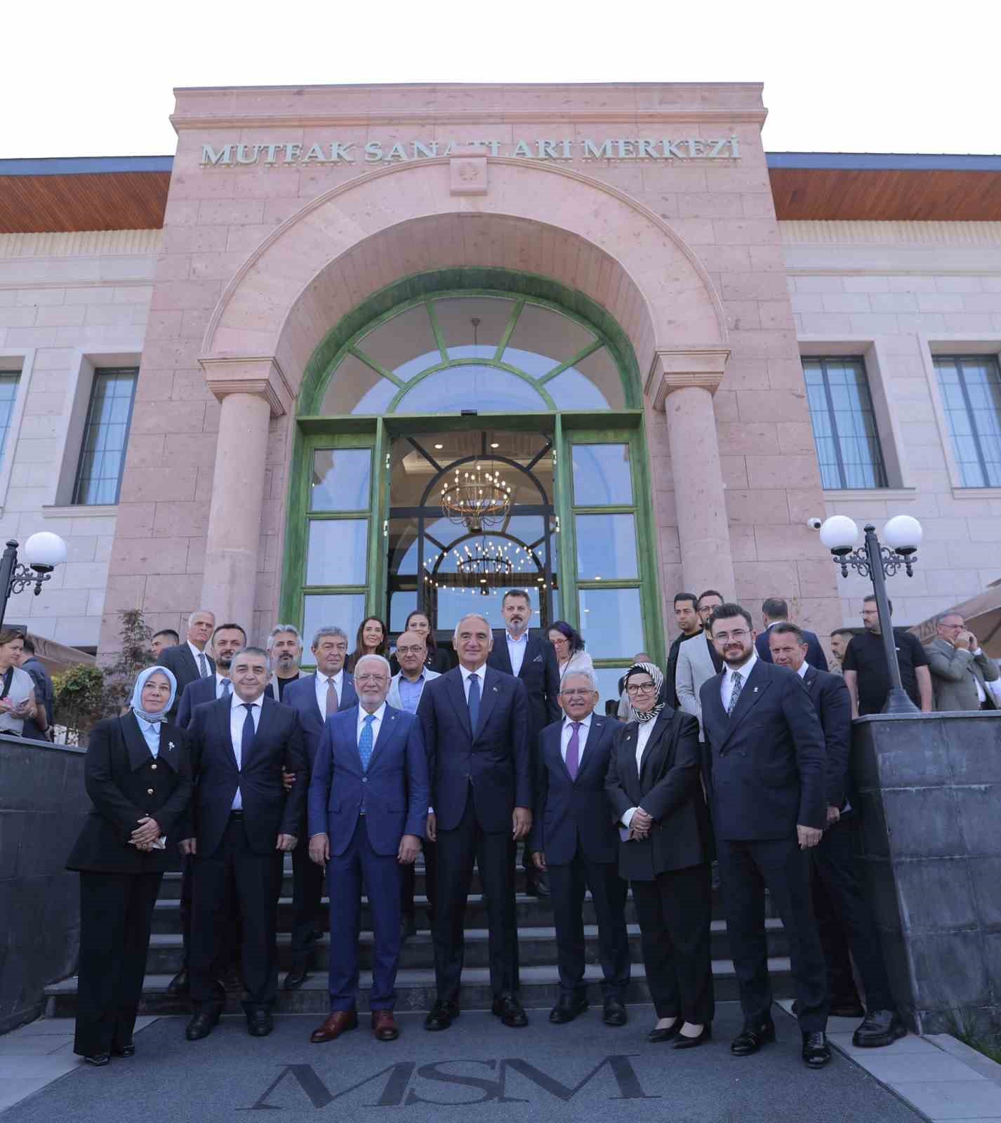 Başkan Büyükkılıç, Bakan Ersoy’a Mutfak Sanatları Merkezi’ni tanıttı