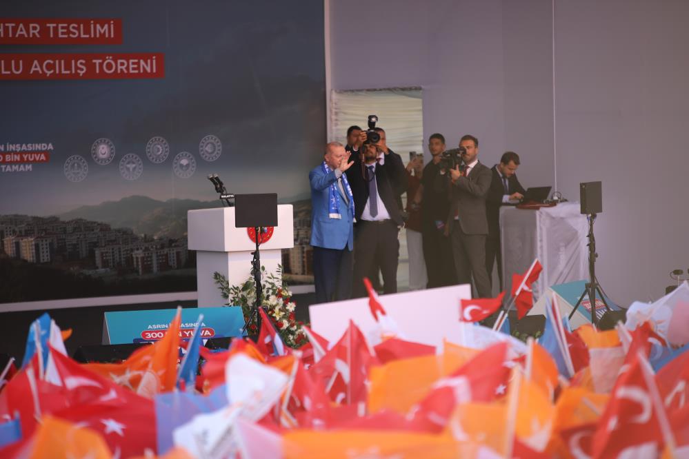 Cumhurbaşkanı Erdoğan 'hazırlıklıyız' deyip duyurdu! 300 bininci konut teslim edildi...