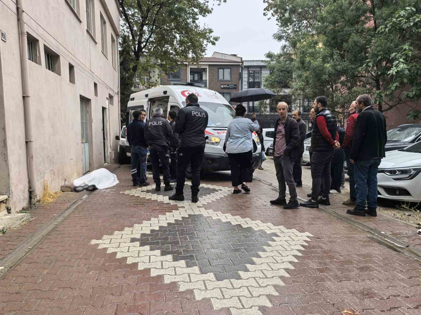 Yaşlı adam sokakta ölü bulundu