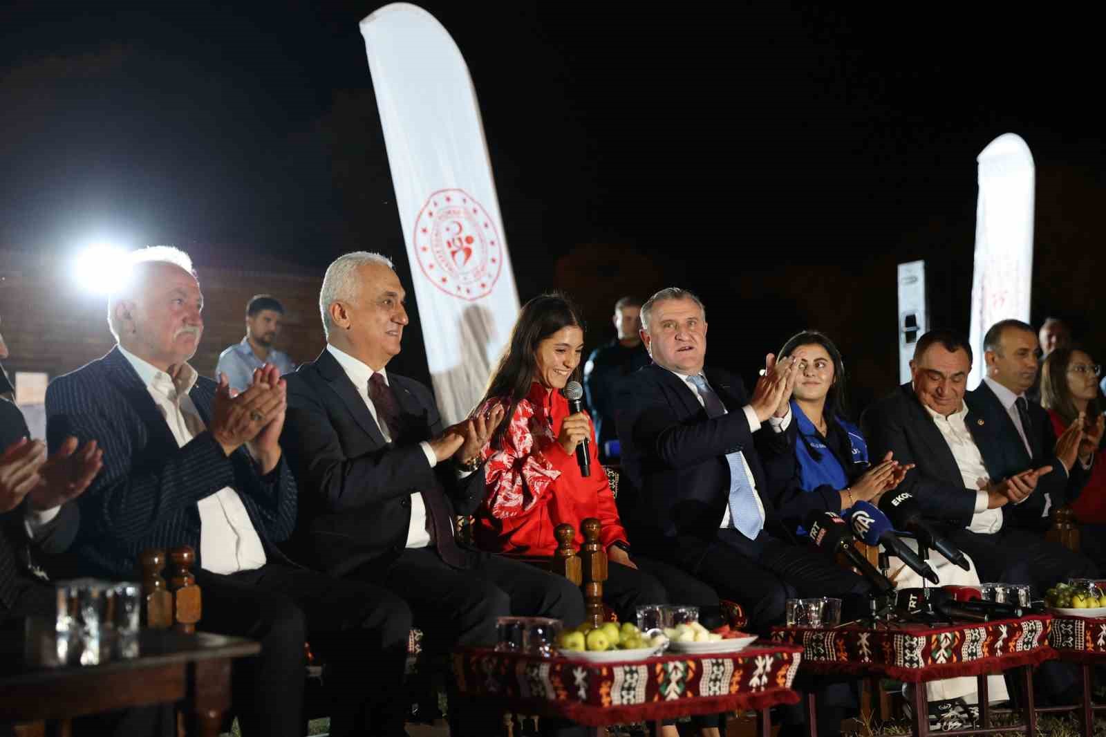 Gençlik ve Spor Bakanı Bak, Muş’ta gençlerle buluştu