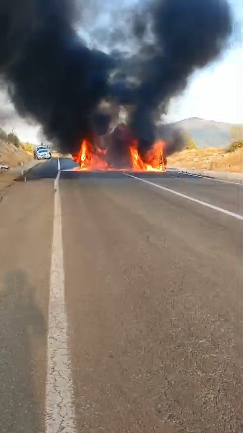 Karabük’teki feci kaza kamerada: Otomobilller alev topuna döndü