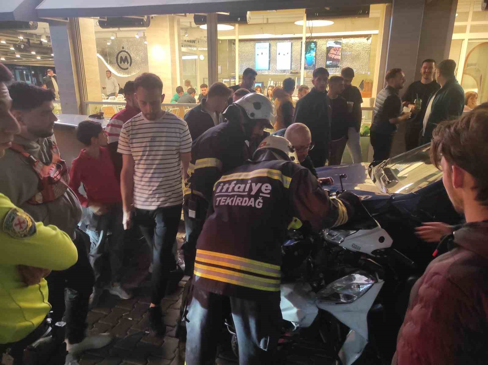 Tekirdağ’da 3 otomobil ve 2 motosikletin çarpıştığı kazada 2 kişi yaralandı