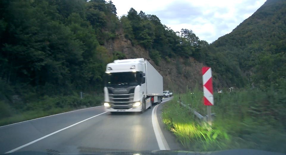 Artvin’de tırın hatalı sollaması faciaya davetiye çıkardı