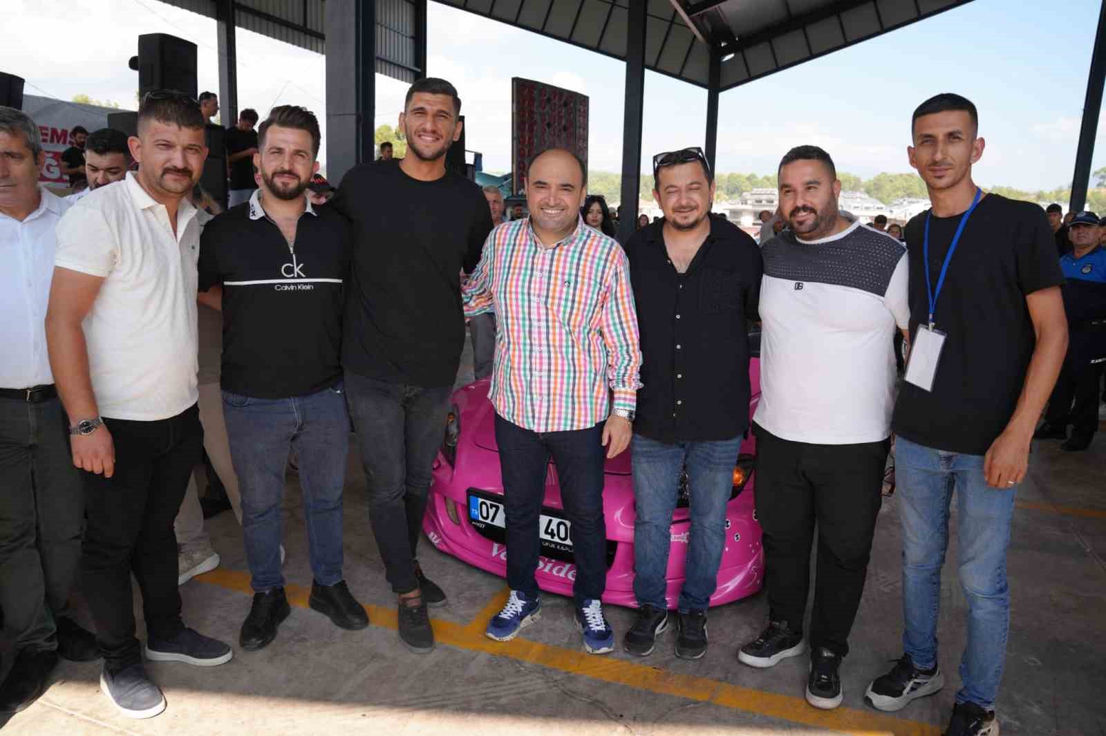 Otomobil ve modifiye tutkunları Seydikemer’de buluştu