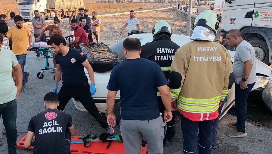 Tırla çarpışan otomobildeki 2 kişi yaralandı