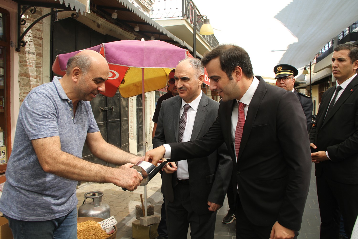 Vali Özkan Kula’da tarihi Zafer Okulu’nu gezdi