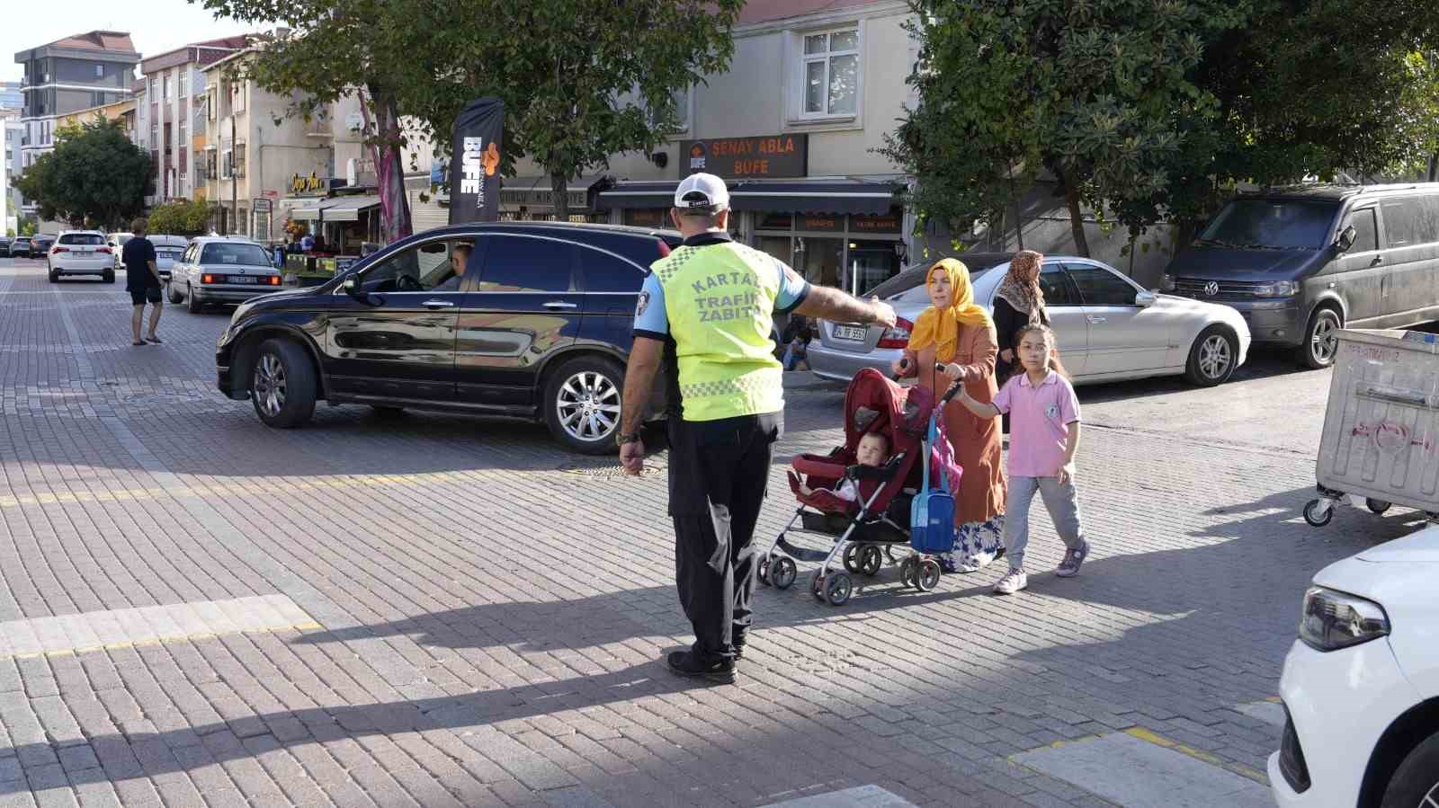 Kartal Belediyesi zabıta ekiplerinden okullarda güvenli trafik uygulaması