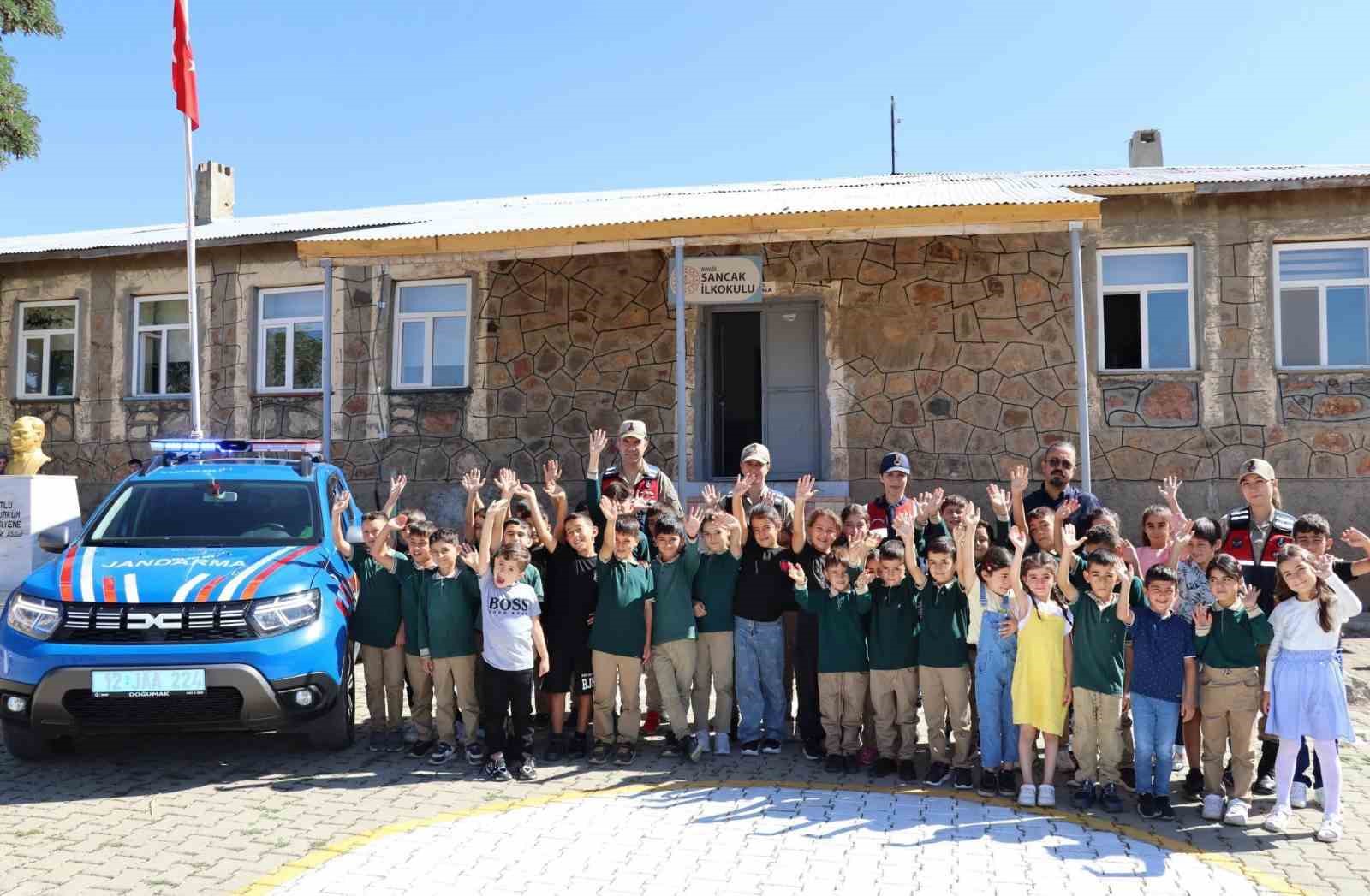Bingöl’de jandarma öğrencilerin ilk gün heyecanına ortak oldu