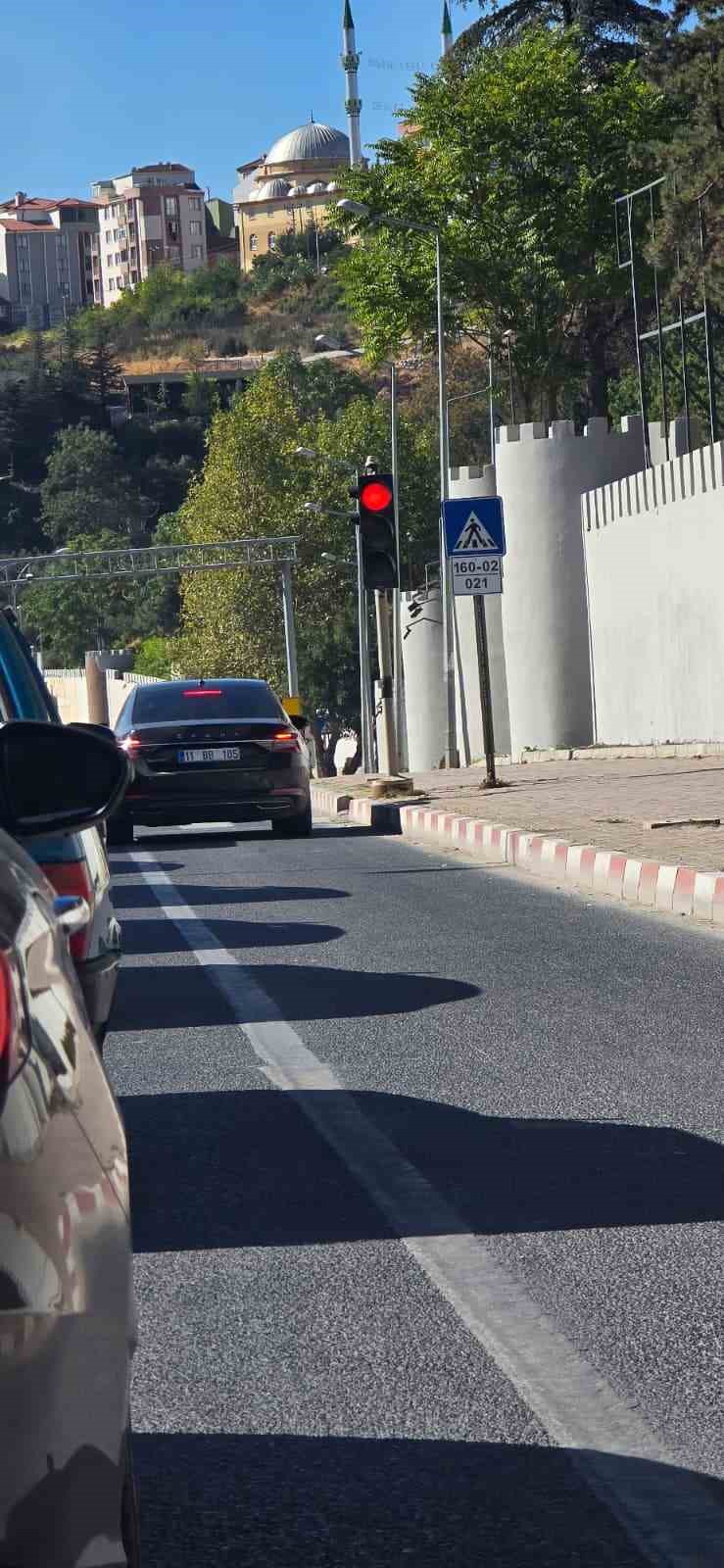 Güvenlik şeridini kullanan araçlar tepkilere neden oluyor