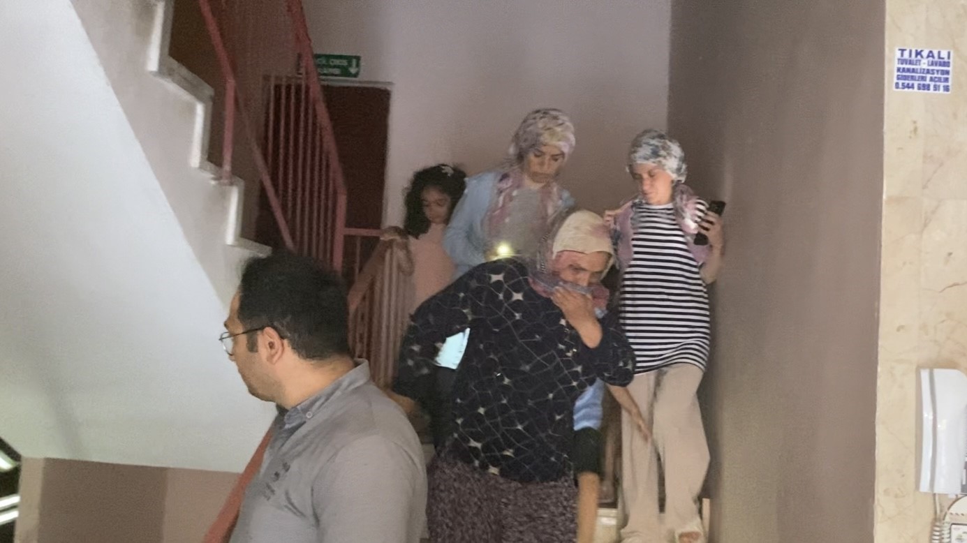 Fırında unutulan kek apartmanı dumana boğdu