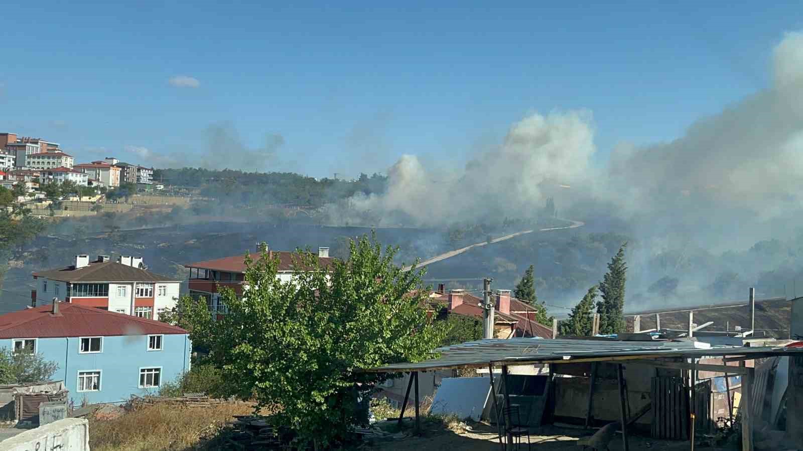 Otluk alanda çıkan yangın, fabrikaları ve villayı tehdit etti