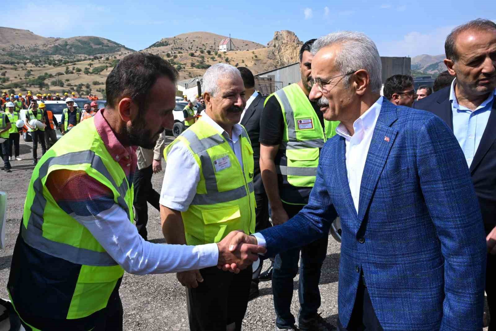 Bakan Uraloğlu, Kop Tüneli’ndeki çalışmaları yerinde inceledi