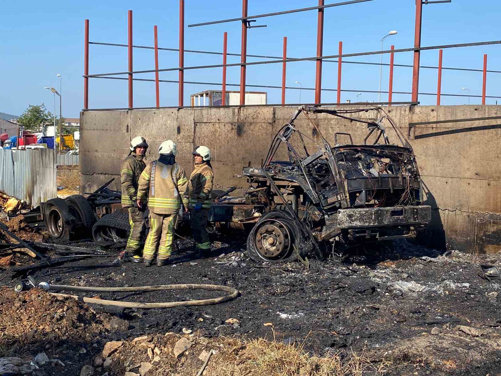 Ataşehir’de park halindeki kamyon alev alev yandı