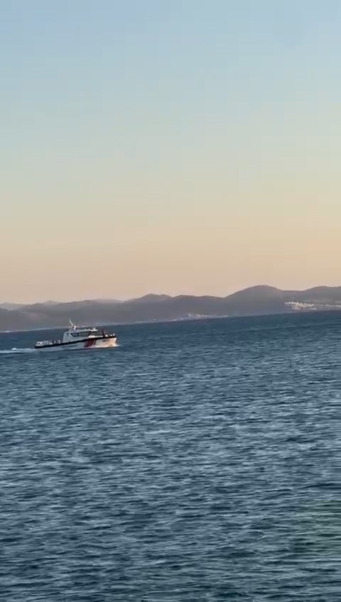 Edremit açıklarında terk edilmiş teknenin sahibini arama çalışmaları sürüyor