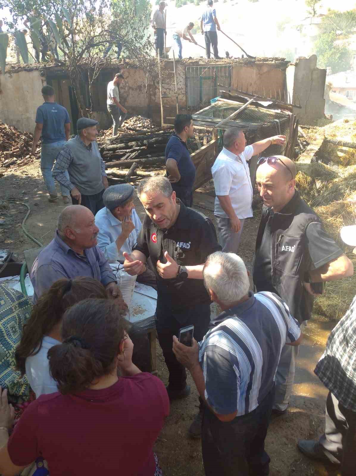 Tokat’ta bir ev ve samanlık tamamen yanarak kullanılmaz hale geldi