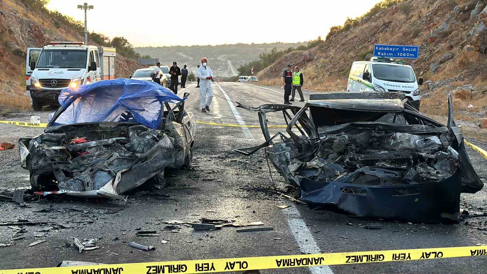 Alev topuna dönen otomobillerden geriye demir yığınları kaldı