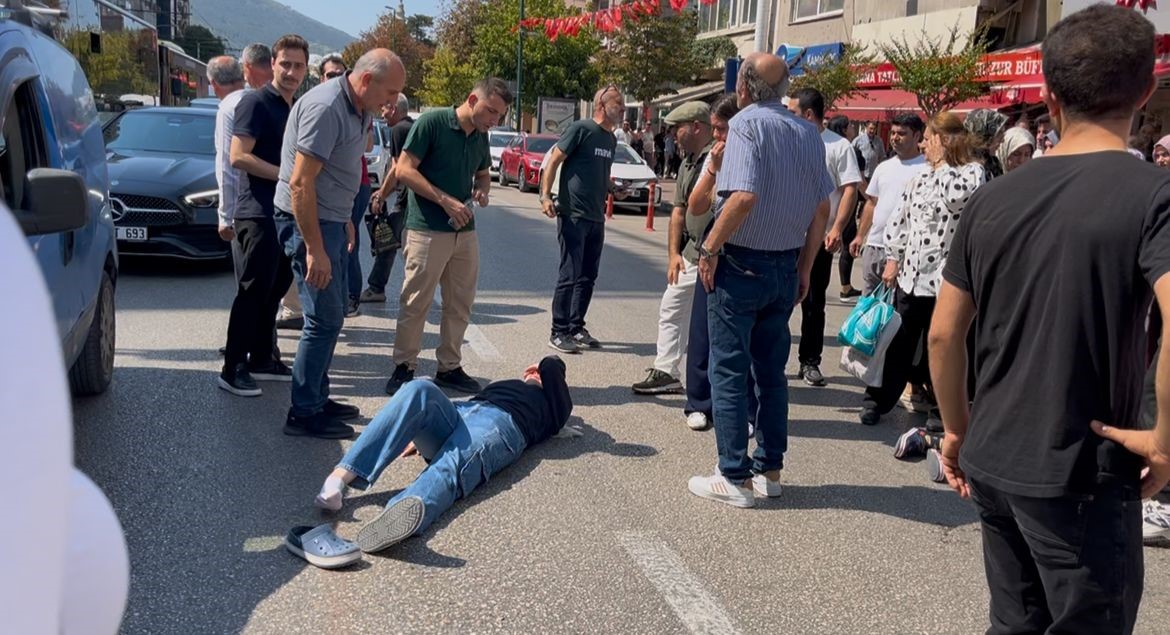 Bursa’da yolun karşısına geçen 2 kadına motosiklet çarptı