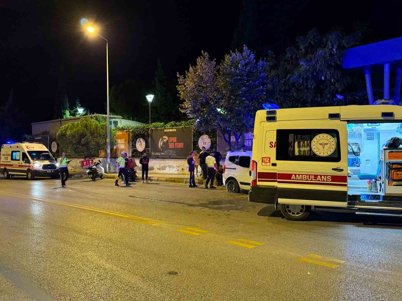 Otomobil 100 metre sürüklenip kaldırıma çarptı: 4 kişi yaralandı, 2 kişi olay yerinden kaçtı