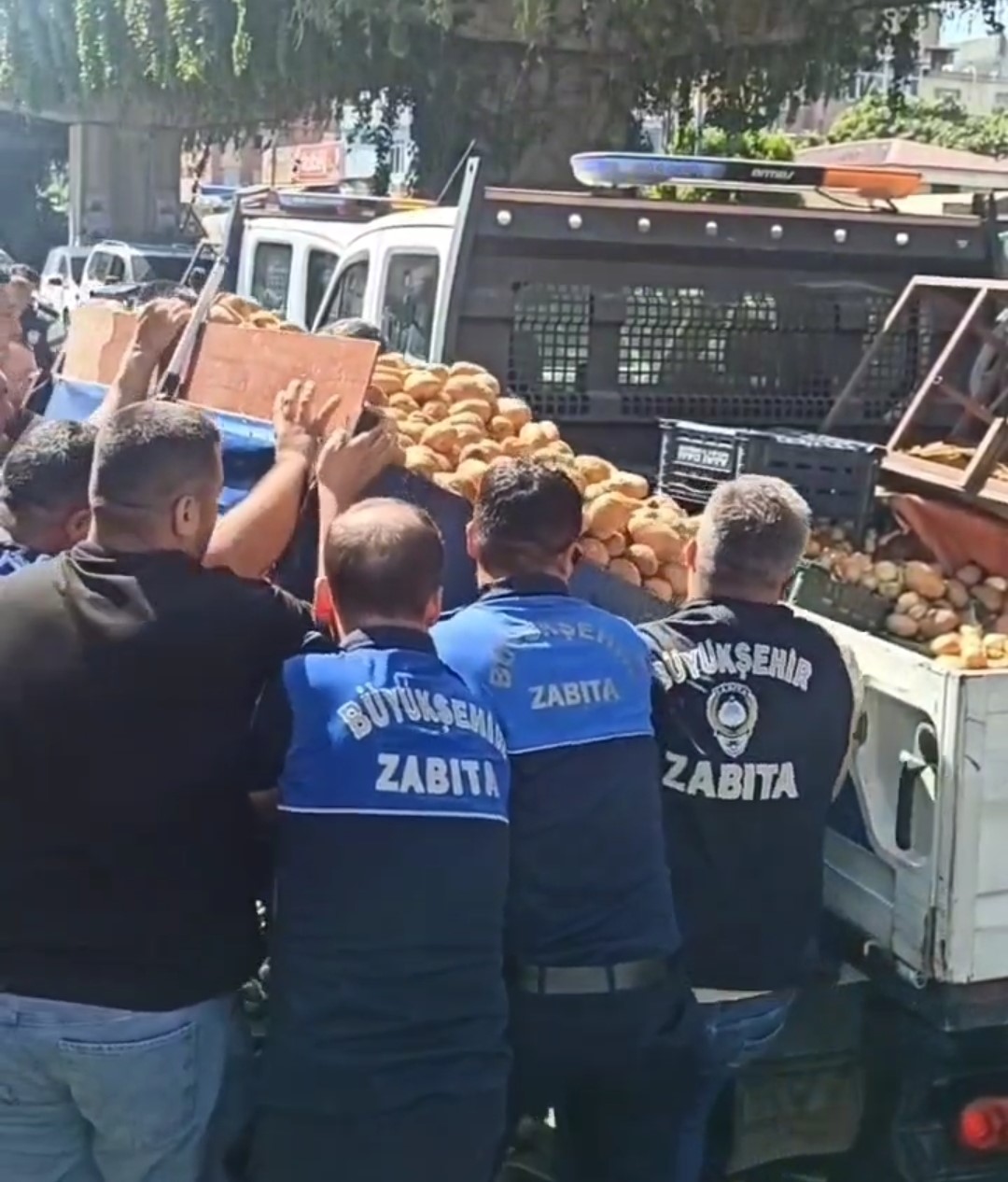 Adana’da zabıta seyyara operasyon yaptı, ürünleri ziyan etti